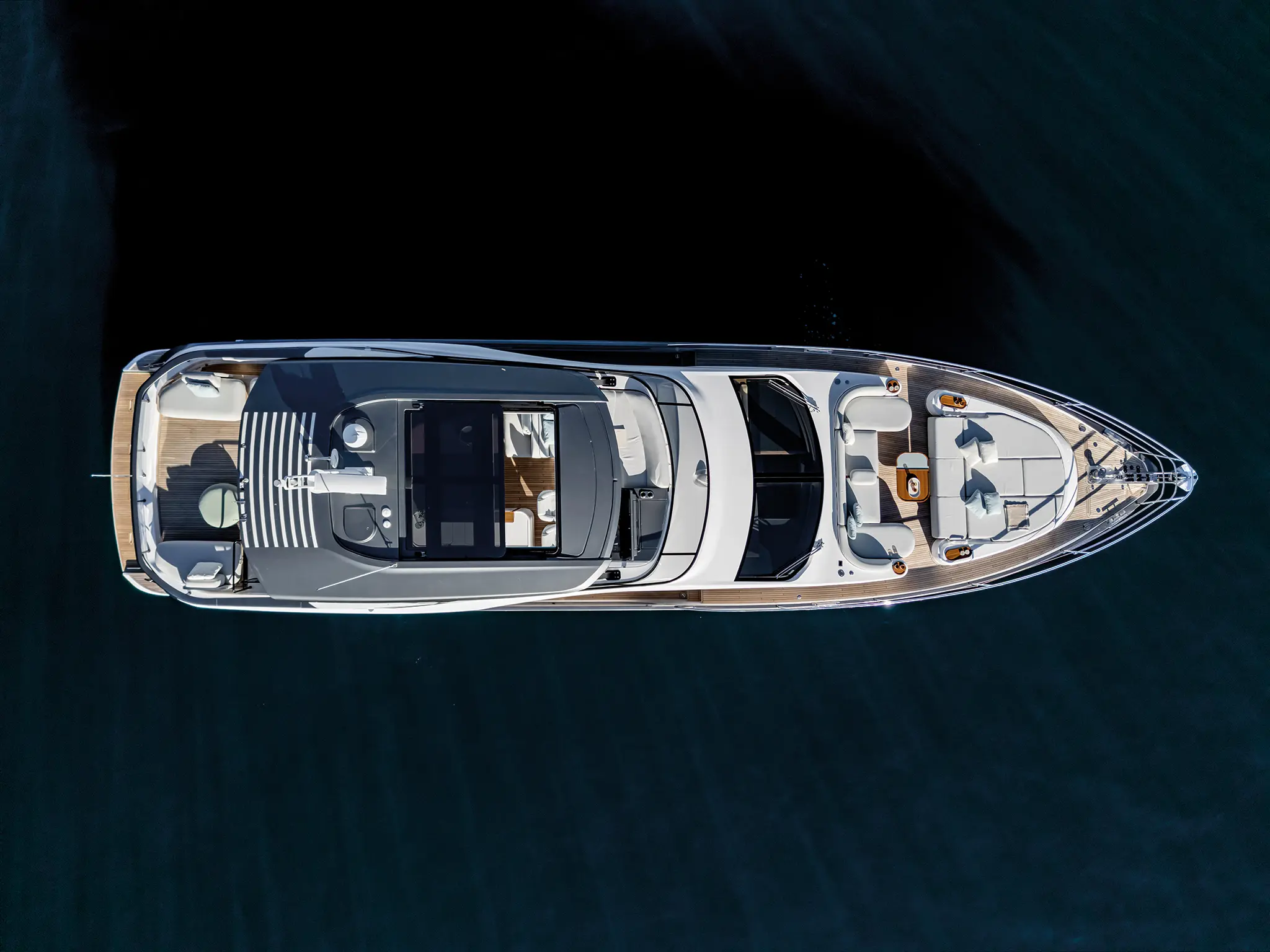 Salon jachtu Azimut podczas złotej godziny