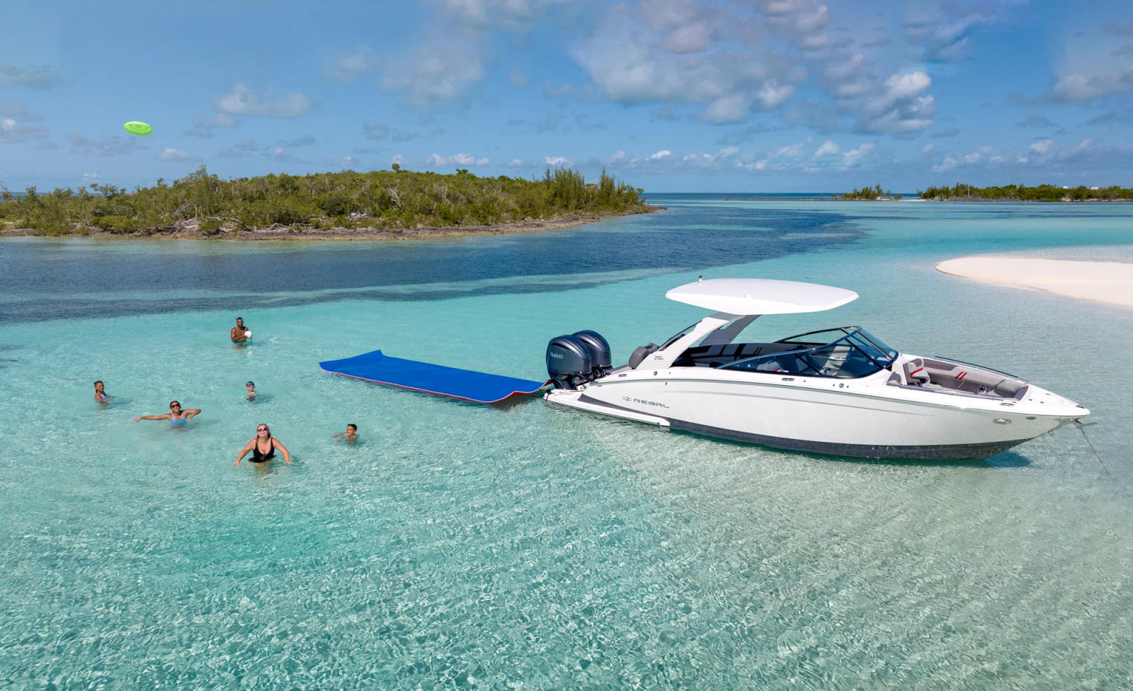 Regal Boats przy piaszczystej lagunie