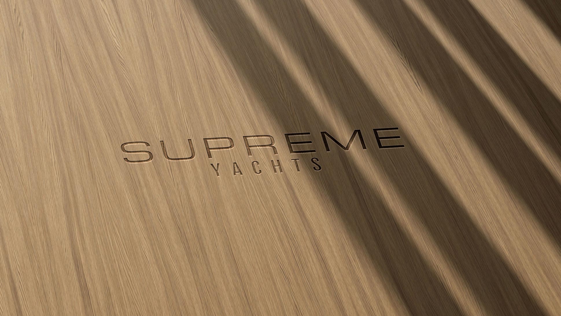 Jacht Azimut płynący o zachodzie słońca